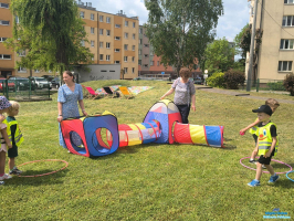 Panie stoją przy namiocie do zabaw