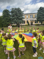 Wesołą zabawa dzieci z chustą