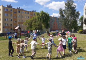 Dwie Panie bawią się w kółku z dziećmi