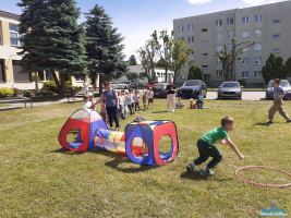 Dzieci przechodzą przez namiot