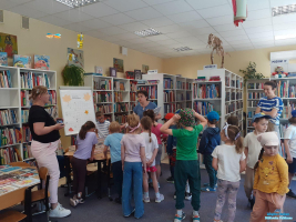 Trzy Panie wraz z dziećmi znajdują się w wypożyczalni