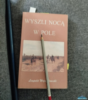 Książka i ołówek leżą na krześle