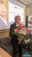 Kobieta z naręczem kwiatów