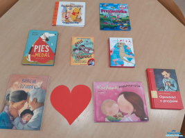 Książki leżą na stoliku