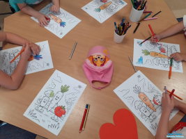 Prace plastyczne leżą na stoliku