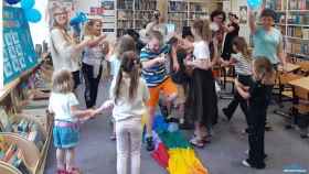 Roześmiane dzieci puszczające mydlane bańki
