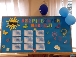 Tablica z napisem - Bezpiecznych wakacji oraz hasłami dotyczącymi tego tematu