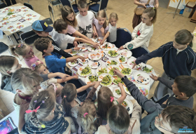 Dzieci stoją wokół stołu