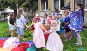 Grupa dzieci stoi w kółku