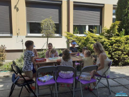 Dzieci przy stoliku grają w grę planszową