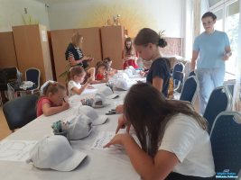Dwie Panie stoją a dzieci siedzą przy stole