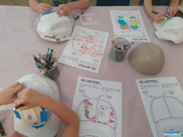 dzieci kolorują czapki