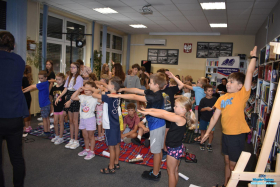 Dzieci wykonują magiczne sztuczki