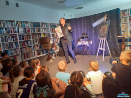 Pan podczas pokazu trzyma w dłoni kawałek gazety