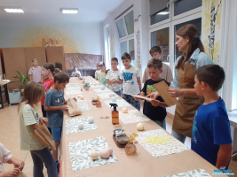 Dzieci pakują kule do torebek