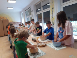 Dzieci robią masę w miskach