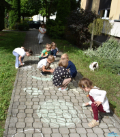 Dzieci rysują kolorowe kółka