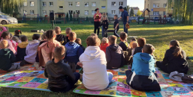 wybrani uczestnicy pokazu zakładają kaski