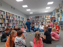 dzieci stoją dookoła chusty