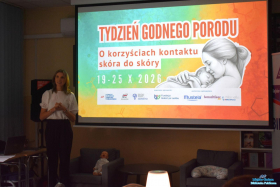 Pani stoi na tle prezentacji