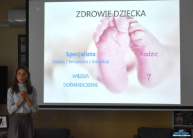 Pani stoi obok rzutnika