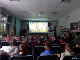 Dzieci siedzą podczas seansu