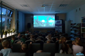Najmłodsi siedzą i oglądają film