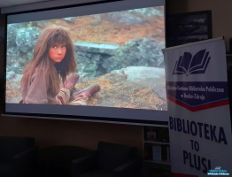 Scena z filmu przedstawiająca dziewczynkę z długimi włosami