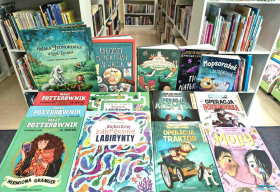14 książek leży na stoliku
