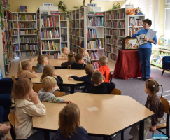 Pani-pokazuje-dzieciom-kart-biblioteczn