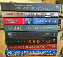 Osiem książek leży na blacie