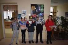 Pięcioro dzieci z maskami pozuje do zdjęcia 