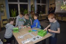 5 chłopców układa puzzle i programuje ozobota