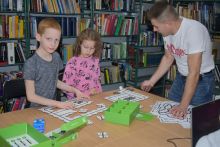 Dzieci i instruktor układają puzzle