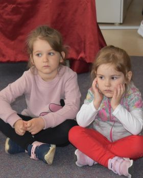 Dwie dziewczynki siedzą na dywanie