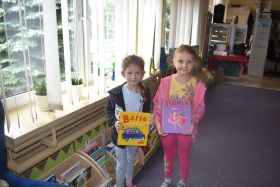 Dwie dziewczynki prezentują książki