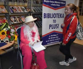 Pani Emilia Krakowska rozmawia z młoda czytelniczka biblioteki