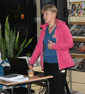 Pani Monika Witkowska podczas spotkania w buskiej bibliotece