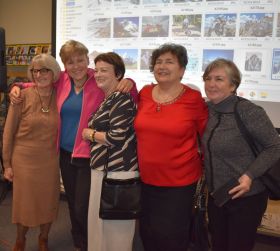 Uczestniczki spotkania pozują do zdjęcia z Panią Monika Witkowska