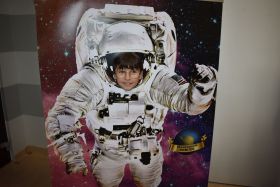 chłopiec jako kosmonauta