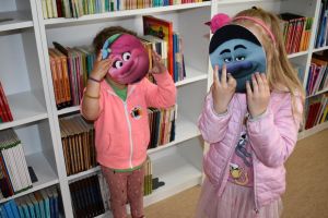 Dwie dziewczynki zakrywają twarze