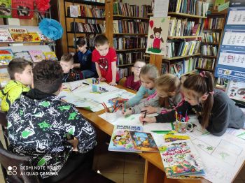 Dzieci rysują i oglądają książki