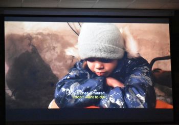 Plączące dziecko w scenie filmu